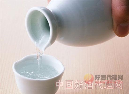 倒酒的时候注意这几点,从内到外彰显你的内涵.