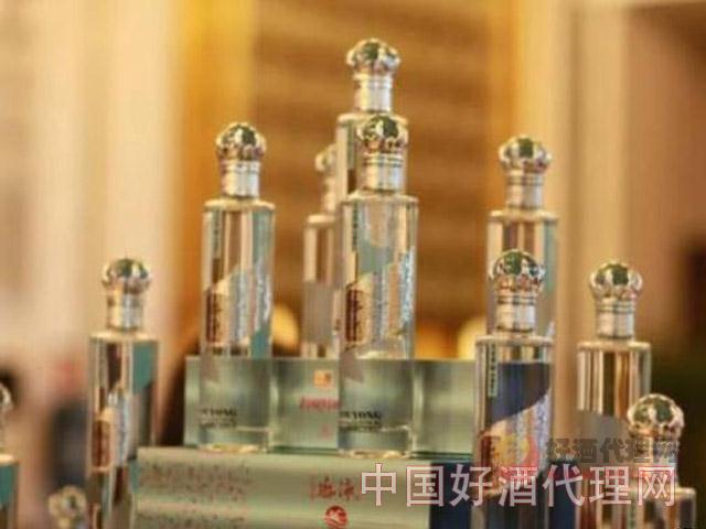 武汉天龙黄鹤楼酒业董事长许鹏表示,游泳酒的酒质属于黄鹤楼酒业生产