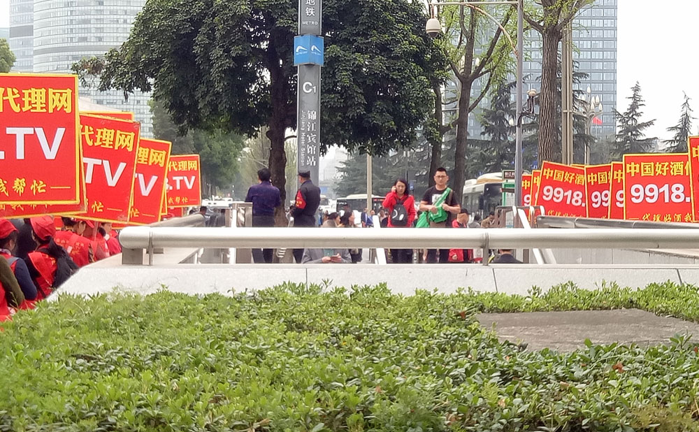 穿梭在街头巷尾