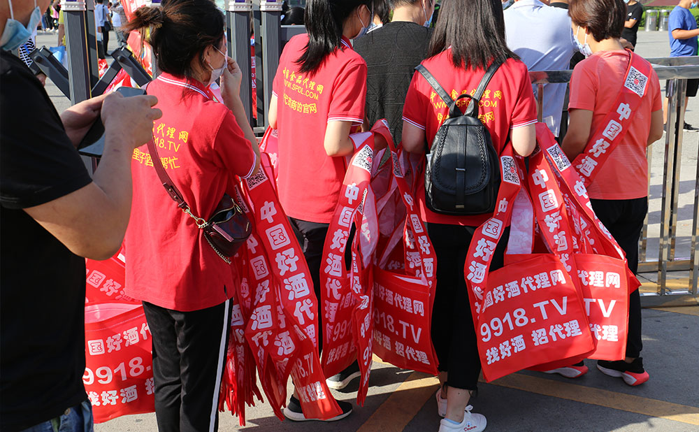 送宣傳袋我們也要整齊劃一