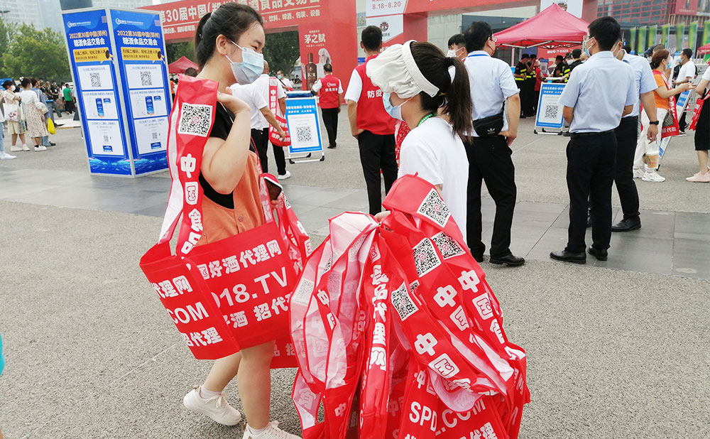 紅色宣傳袋，為鄭州糖酒會增添不少色彩