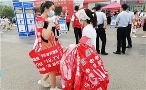 红色宣传袋，为郑州糖酒会增添不少色彩