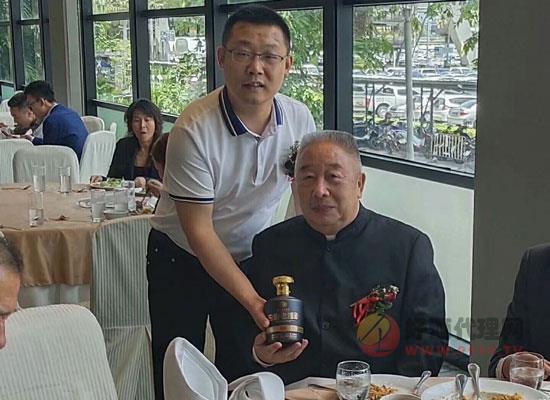 前泰国三军总司 令唯 一四星上将温格先生现场品鉴了(中国好品牌白金老酱酒)，给予高度肯定
