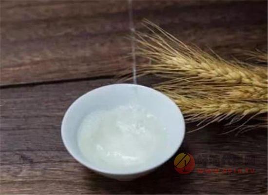 液态法白酒是以粮谷,薯类,糖蜜等原料,经液态发酵,蒸馏成食用酒精的