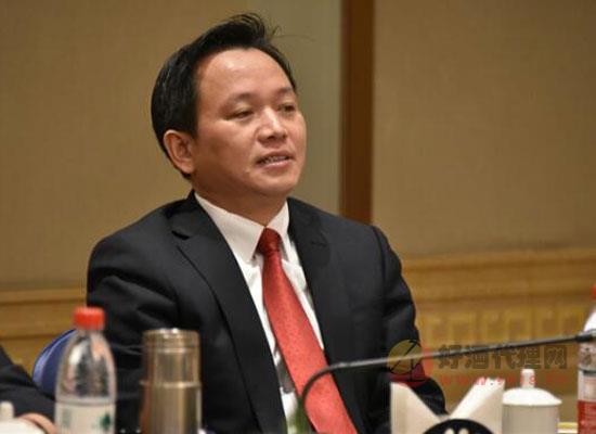 酱香酒公司党委副书记、总经理张旭主持会议