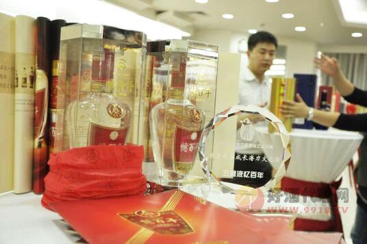 五粮液忆百年与卡思黛乐拿下酒业公众评比大奖