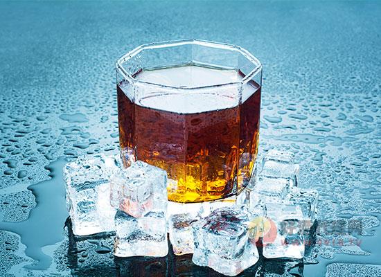 为什么喝威士忌一般加冰，而白酒有时加热