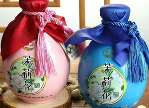 清风拂面，花香沁人，茉莉花酒邀您共赏佳酿