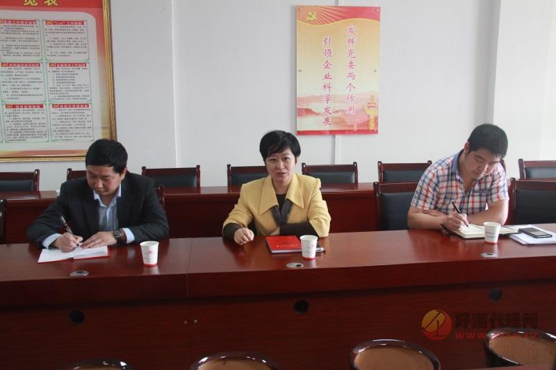 12仁怀市副市长邓帆（中） 仁怀市政协副主席 市委统战部长吕恩（左）到公司视察